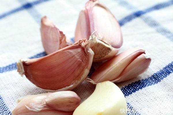 经常大蒜泡酒喝,好处有哪些?个个令人欣喜,总有适合你的