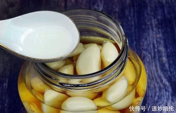 腊八节腌腊八蒜，别着急加醋，教你一招，大蒜绿得快，5天就能吃