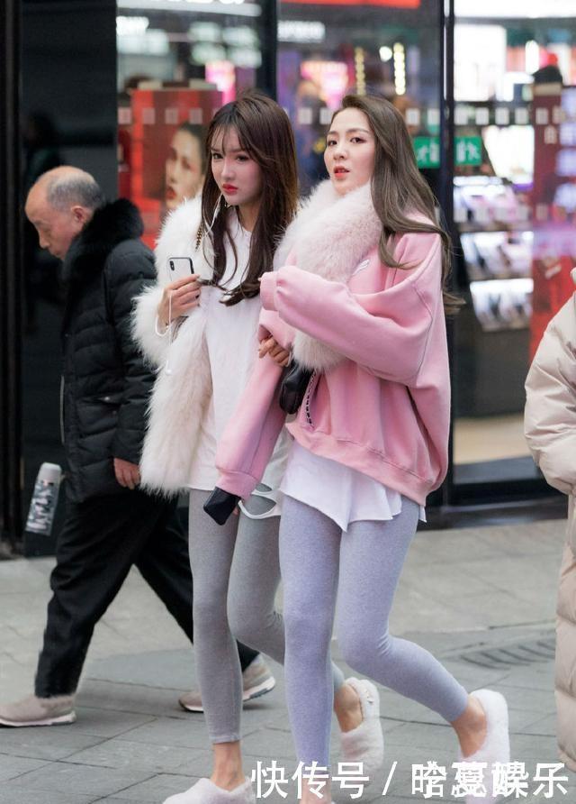 街拍漂亮的闺蜜,浅灰色的打底裤配上毛绒平底鞋,甜美又浪漫