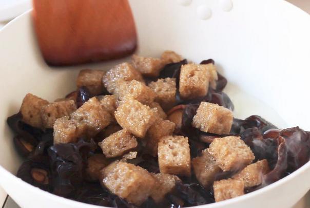 本帮菜中的经典菜,做法却很简单,4种食材加烤麸,比肉还香