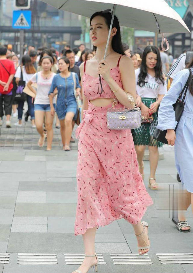 非常时尚的潮流美女,牛仔裤搭配一字肩T恤,简单却很时尚