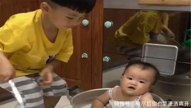 弟弟|熊孩子趁爸妈外出,把弟弟放进锅中加水“炖”了,爸妈发现很崩溃