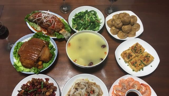 不想|每餐都有三菜一汤,朋友看到后说,没一个辣的菜,一看就不想吃