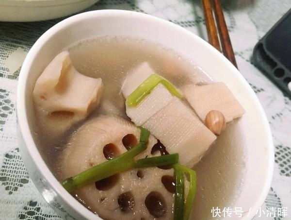 莲藕焯水后一炒就变黑?老师傅:掌握2招,莲藕白净爽脆,更入味