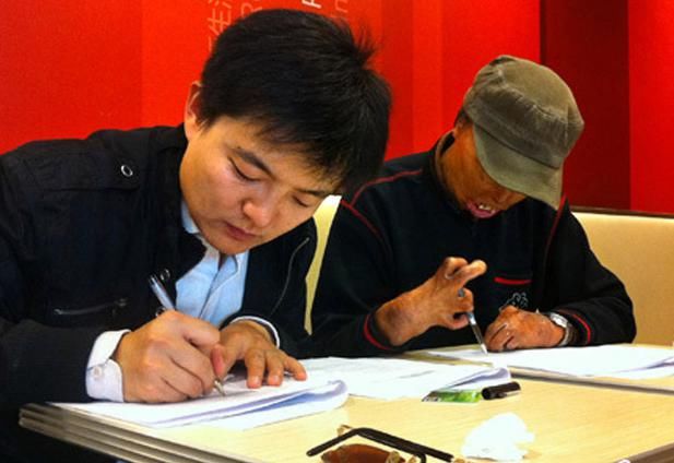  变形|乞丐双手烧伤变形，创“彩虹体”字体被方正收购，50年收入全归他