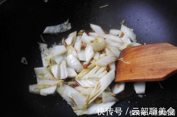 猪油|醋溜白菜，切好不要直接炒！掌握3个技巧，白菜脆爽入味，不出水