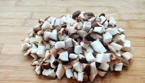 冬天,多给老人孩子吃这菜,价格是贵了些,但营养极高,对骨骼好