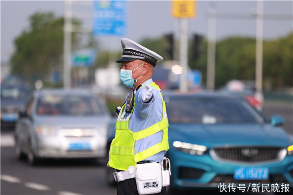 通行|花伴侣｜老交警成为花博守护者，看游客顺利赏花比自己看展还高兴