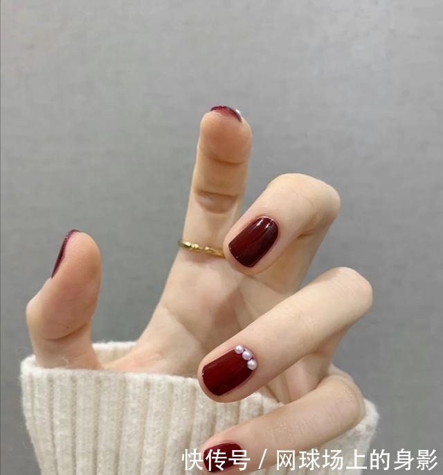 梅子色|是时候做美甲了,这几款新年美甲时髦又显白,高级感满满