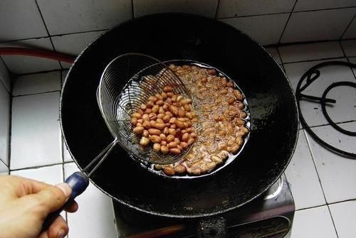 炸花生米时，出锅后别只傻傻的放盐，多加“这一样”，美味翻倍