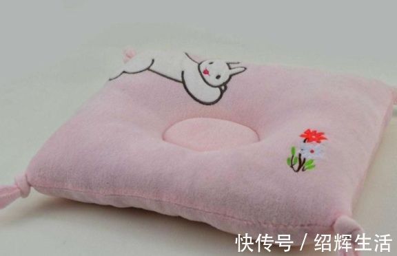 宝宝|宝宝多大才能使用枕头?这个时间父母别弄错,不然可能会伤害宝宝