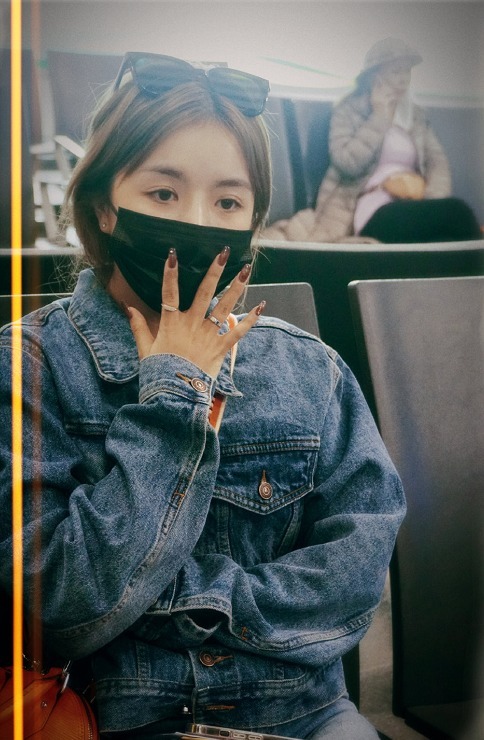 女明星安崎真会穿！一身牛仔套装搭配短发个性洋气，简洁又利落