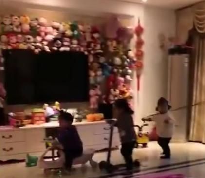 三胞胎|自从有了三胞胎孙女,奶奶就成了这样,画面太温馨了