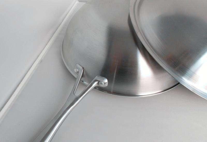 不锈钢锅底厚厚一层油污，用蛮劲小心锅底，还不如用几个巧方法