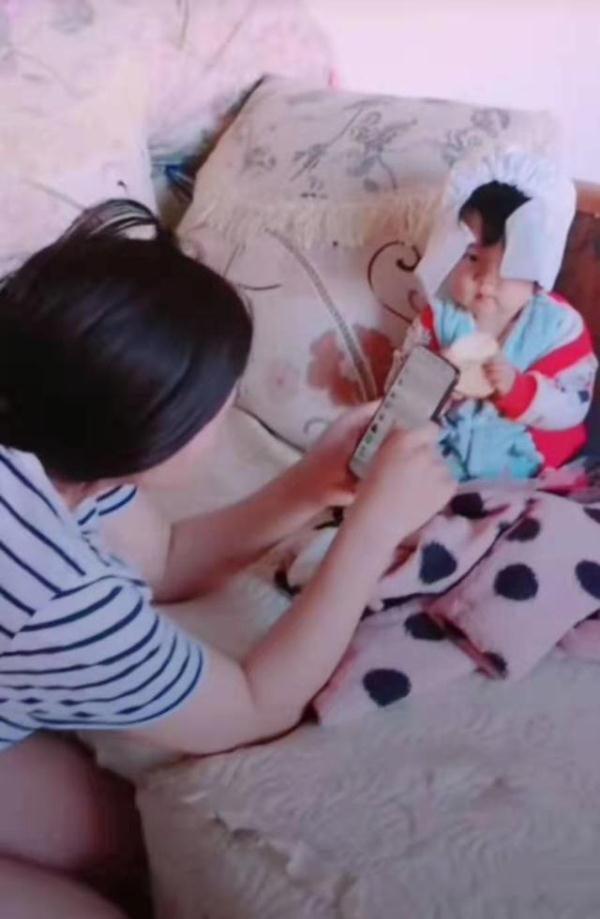 外甥女|让漂亮的小姨带娃是啥体验？原谅我不厚道的笑了，心疼宝宝