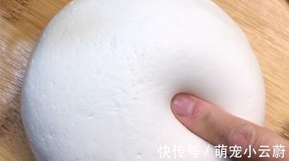 最近我家没少吃它,包一物按成饼,煎一煎出锅,外皮筋道馅香甜,美味