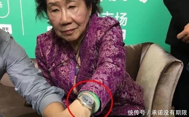 翡翠手镯|她被誉为“翡翠皇后”,出席一场活动身戴四件极品翡翠,霸气十足