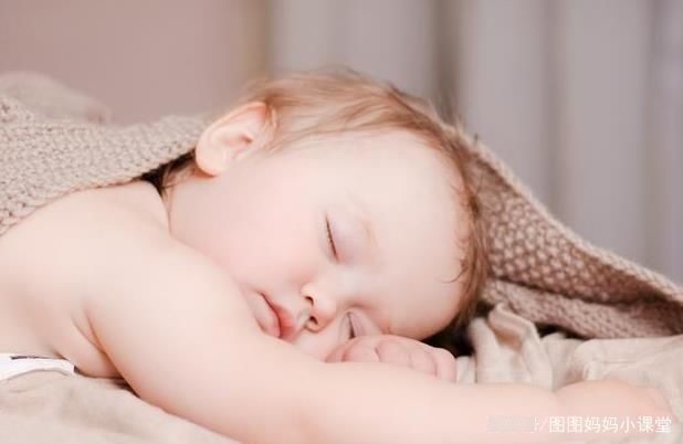 枕头|从不睡枕头的孩子和从小睡枕头的孩子,长大后的差异,父母来看看