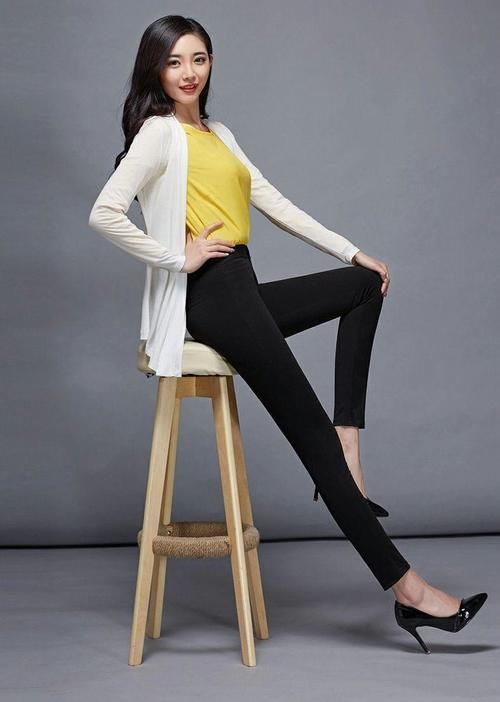 小姐姐爱穿紧身裤，穿出诱人凸凹曲线，尽显性感妩媚气息！