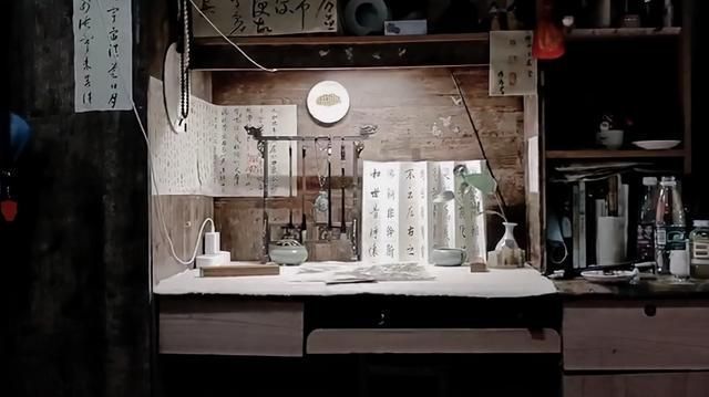 宿舍&大学生打造诗意书桌,写瘦金体锋芒毕露,像古代穿越过来的