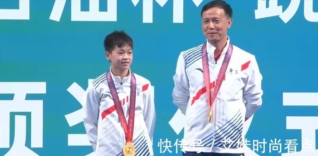 跳水|全红婵携同恩师共上领奖台!师徒二人神同步,踮起脚尖自拍显可爱