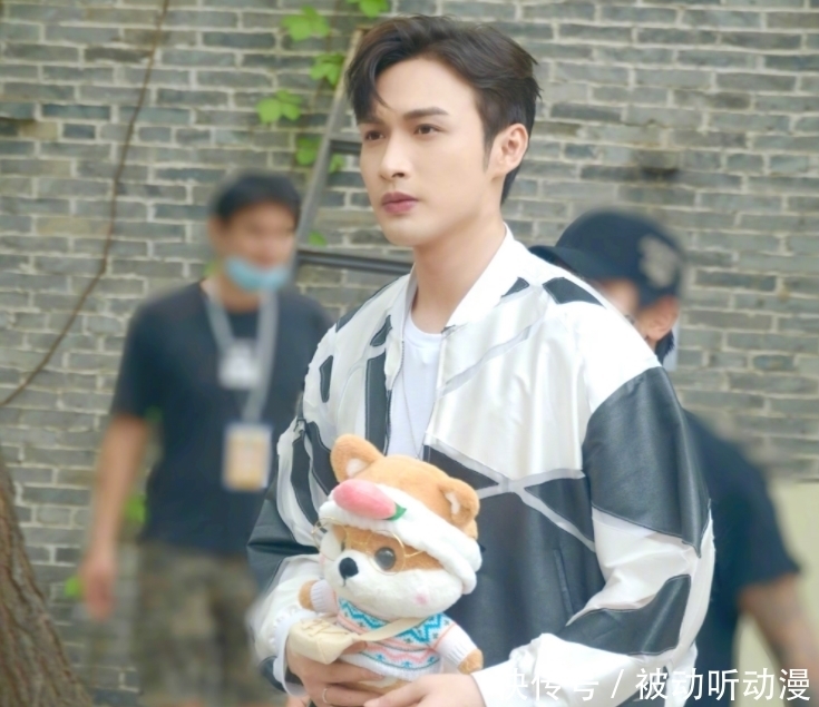刘彰|何炅王嘉尔《拜冰7》官宣!三位小生当助理,飞行嘉宾意外火了