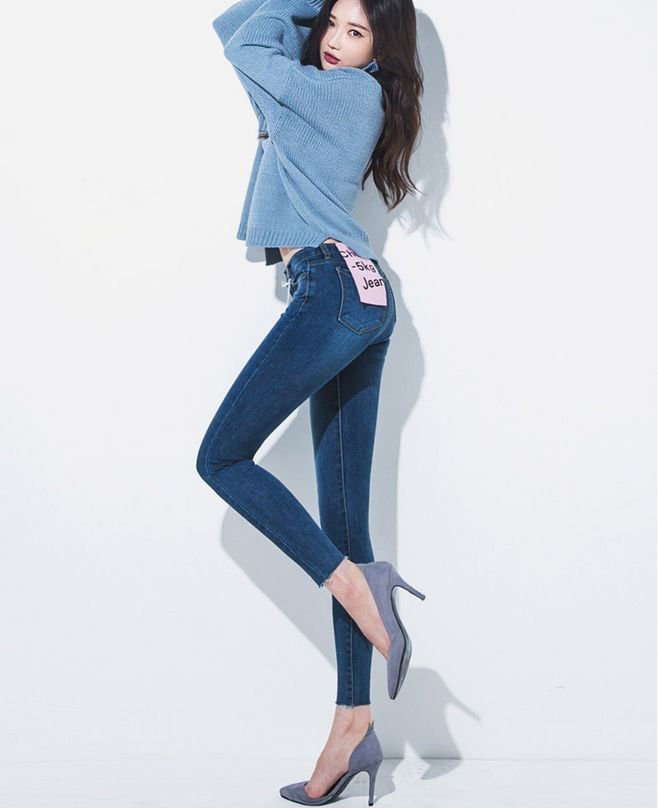 亲肤|美女街拍:牛仔裤小姐姐的搭配亲肤舒适,穿出纤细双腿曲线