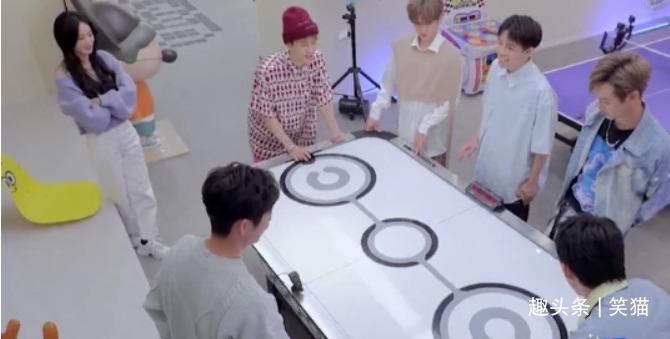 档综艺节目|赵丽颖离婚后首次上综艺,与何炅大方牵手,吴磊好尴尬