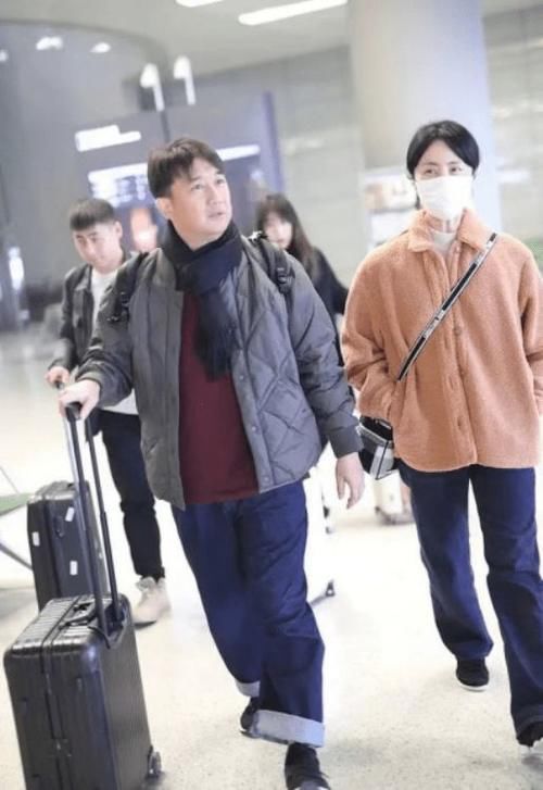 黄磊|明星老婆真会穿,羊羔毛外套搭配牛仔裤,身材不错很是温柔