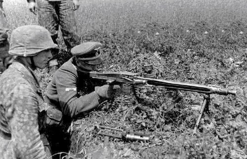 伦菲尔德|德国上尉奉命与美军展开血战,二战结束后,敌人却自发前来缅怀他