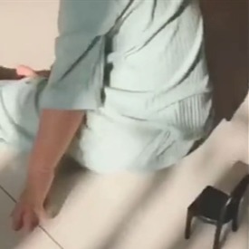 地上|孩子偷看电视,却牢记“不能坐地上”,妈妈低头一看直接被逗笑了