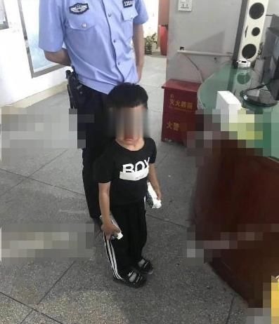 小男孩|心碎现场!弟弟校门口骑士跪迎姐姐却被忽略,家长:姐姐太害羞