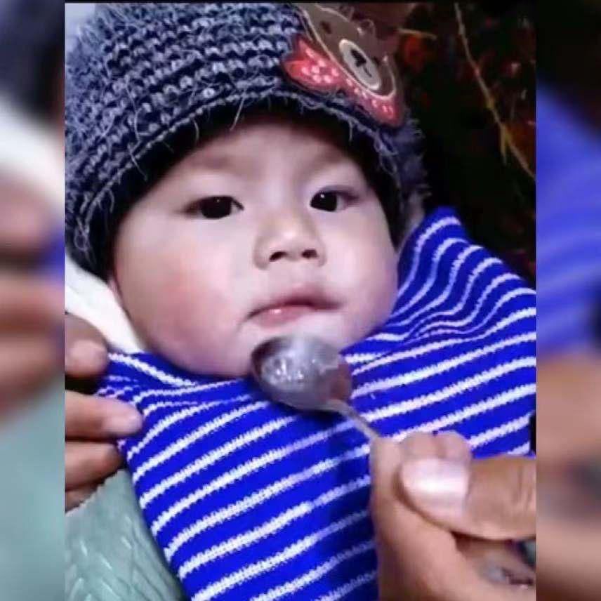 家长|妈妈给宝宝喂水，没想到却喂一口吐两口，网友：搁这儿是卡bug呢