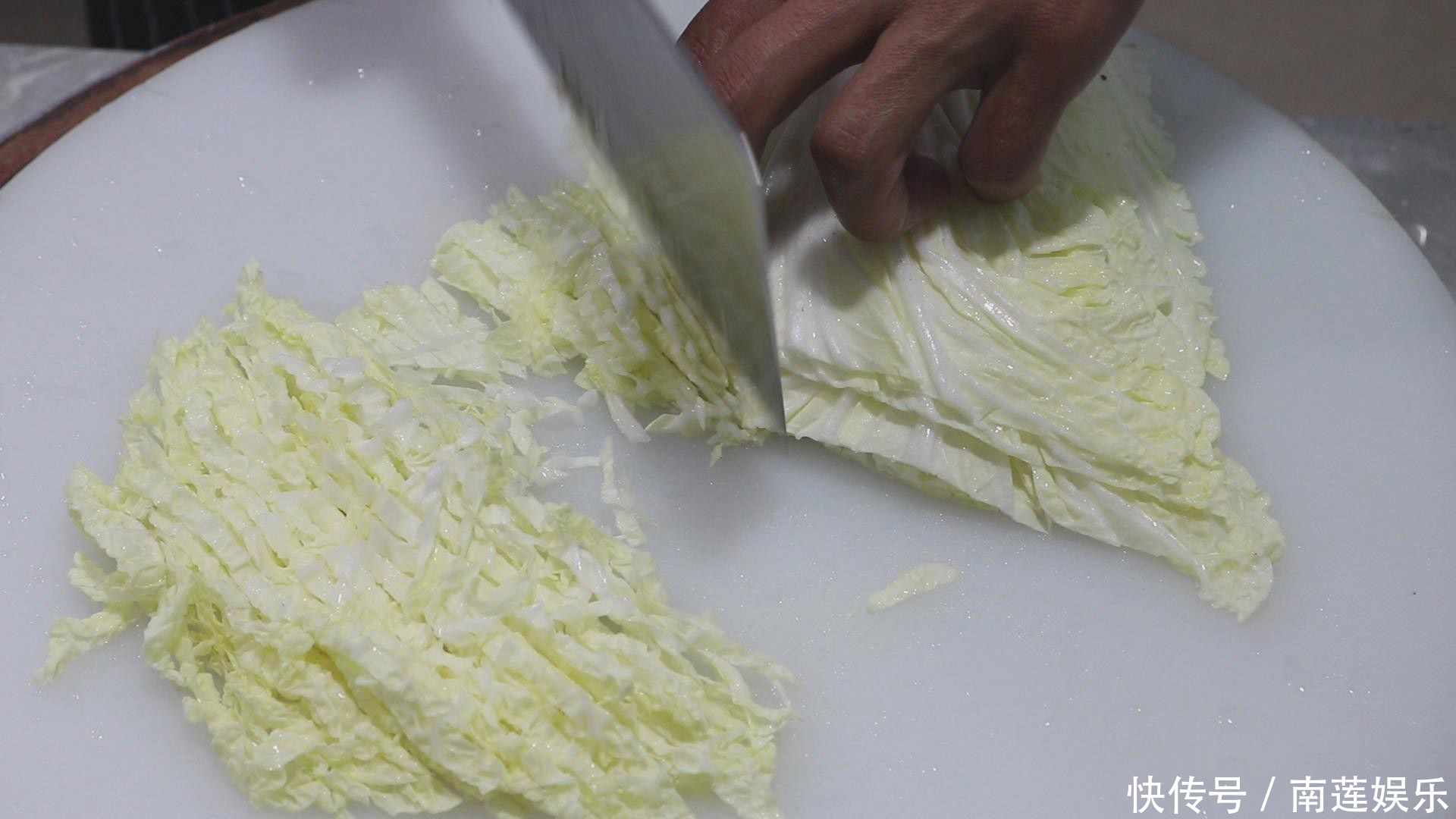  大厨教你“凉拌白菜心”做法，清脆爽口，酸爽开胃，非常适合下酒