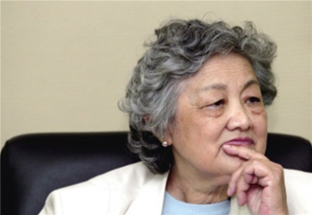 时尚$章含之:参加女儿洪晃的时尚活动,自己是全场唯一的时尚老太