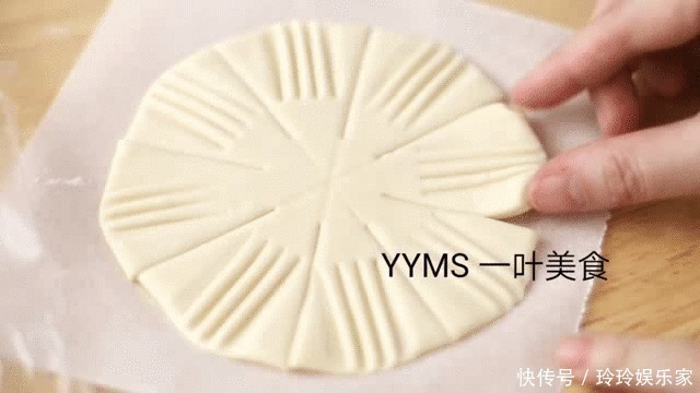 面食|年夜饭花样面食，枣花馍寓意好，做法简单，松软光滑白净红枣馒头