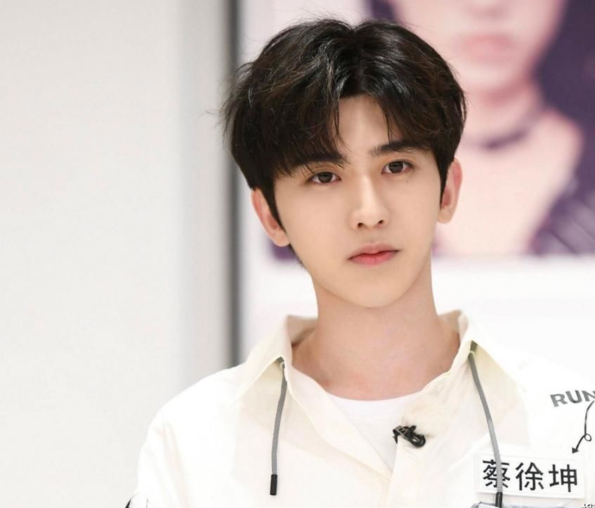 华彩少年官宣王一博,蔡徐坤粉表示不满,官方选王一博不是以学历优先