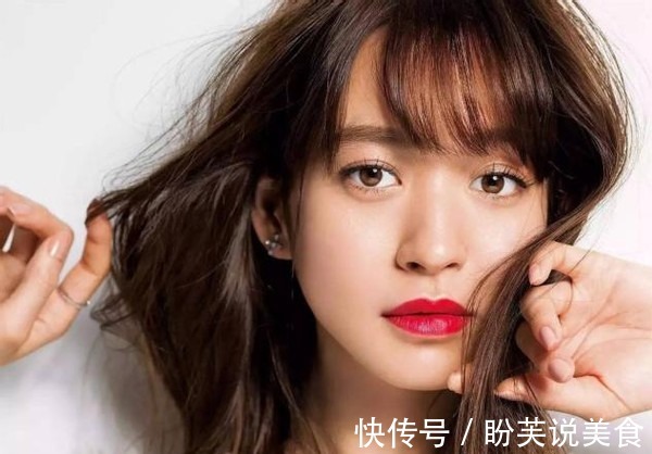 嘴唇 女人涂口红时,要改掉这4个坏习惯,不然再贵的口红都掉色粘杯