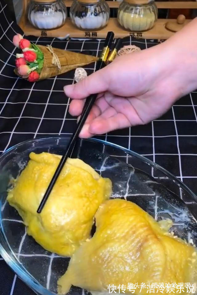 凉拌鸡腿，咸鲜微辣，吃着开胃又下饭，鲜嫩又多汁哟！