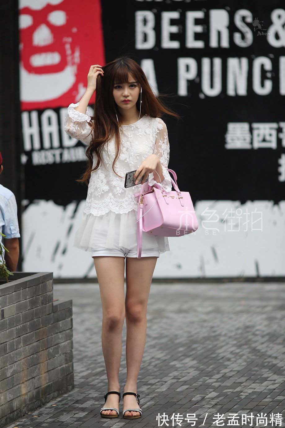 甜美 街拍:蕾丝短裤、超有气质的甜美小姐姐在跟谁视频呢