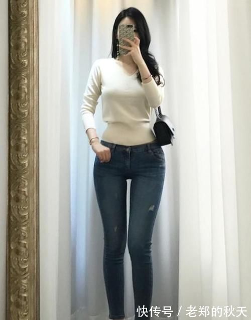 打底裤 紧身牛仔裤美女的装扮尽显女性柔美气息,在细节中彰显美
