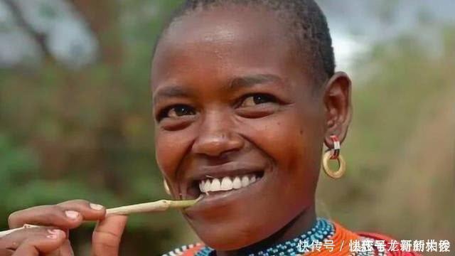 非洲人|非洲人的牙齿为什么那么白?看完他们的刷牙方式,佩服!