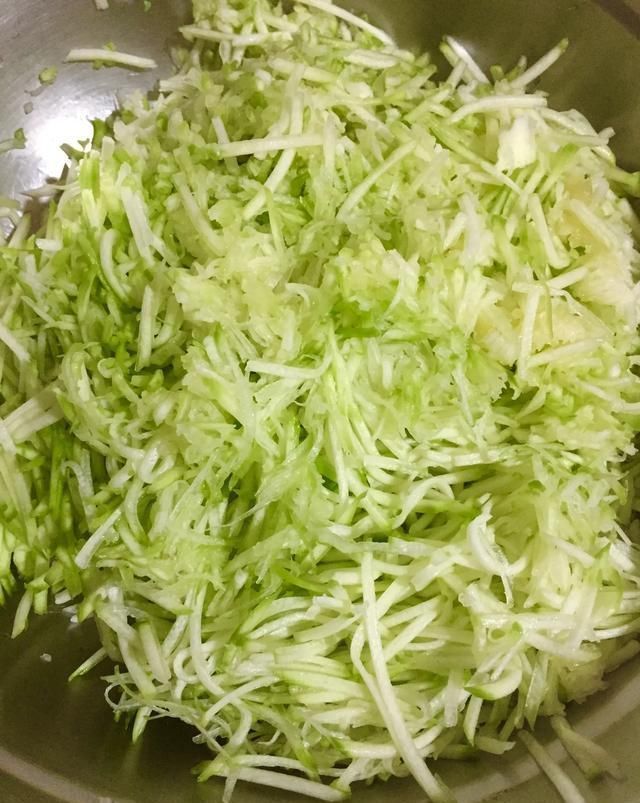 适合|东北特产的大西葫芦，特别适合做“冰花锅贴”几天做一次还吃不够