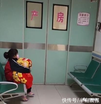 产房|小女孩抱被子在产房外等妈妈，原因暖哭