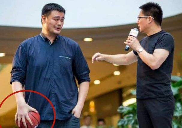 乔丹|篮球在NBA这些球星手里 总是感觉小一号！张伯伦2根手指抓球