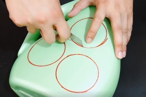 洗衣液瓶不要扔,中间切3个圆圈,放在卫生间,全家人都抢着用