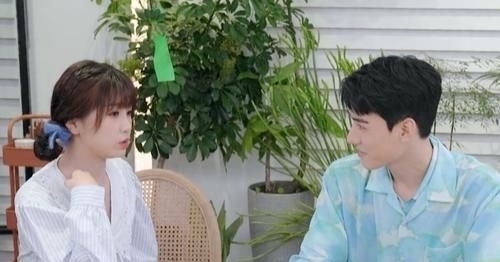 龔俊|龔俊,你也太高了吧?何炅要抬腳和他擁抱,虞書(shū)欣成了小矮人