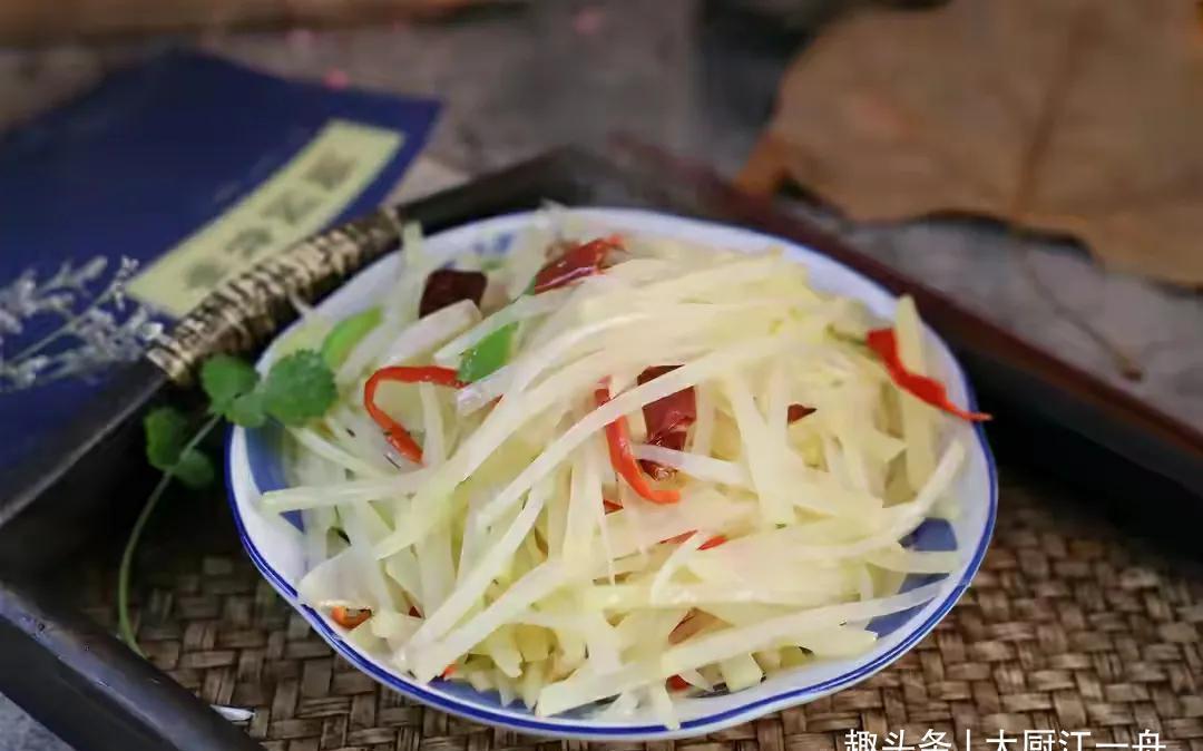 酸辣土豆丝|家里老保姆教我，炒土豆丝的3个诀窍，土豆不坨不粘锅，你不学吗