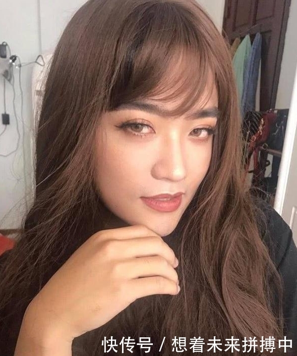 女孩闲来无事给男友化妆并发到网上,网友:简直比女孩还漂亮