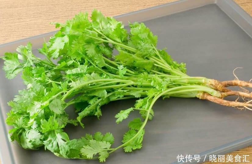学会此种方法保存香菜,保存起来放半年都新鲜,不发黄不腐烂